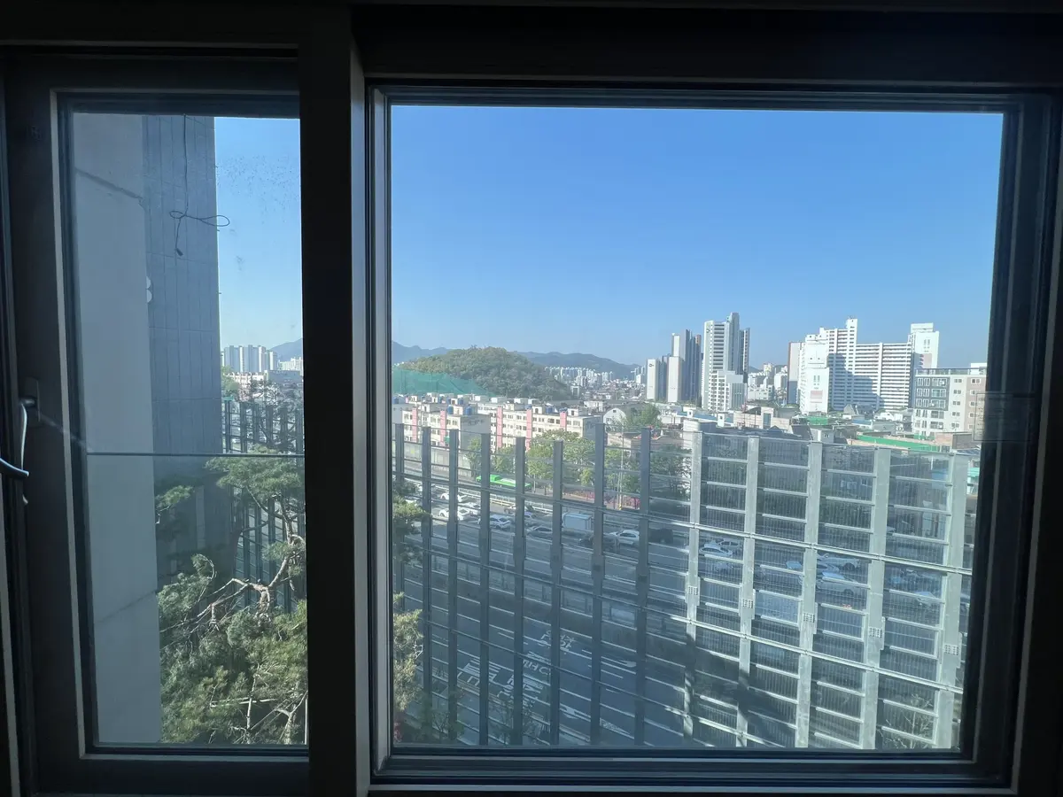 유리창청소업체 아파트 거실 유리창 작업 현장