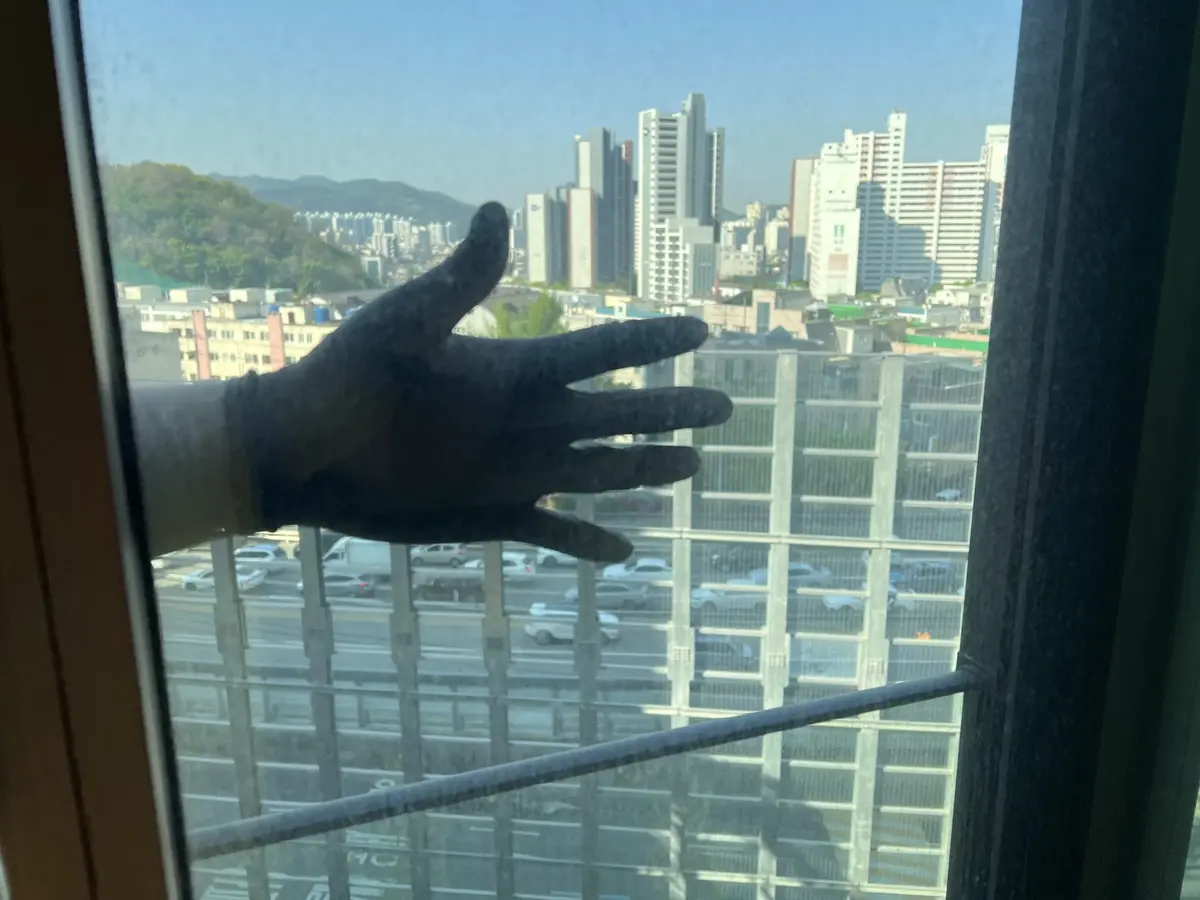 서울유리창청소 아파트 거실 유리창 작업 전 상태